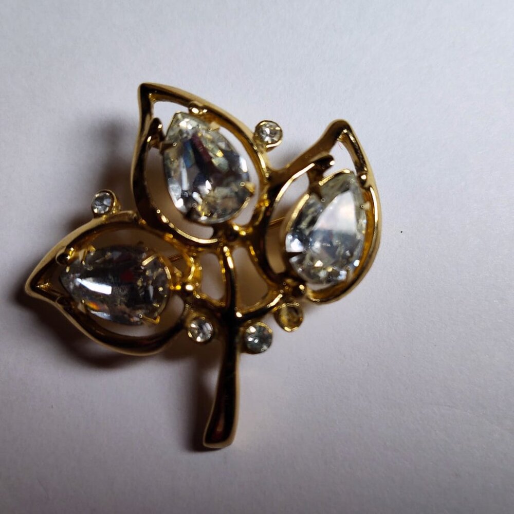 Clear Rhinestone Stemmed Flower Brooch Pin Gold Tone Large Center Stone